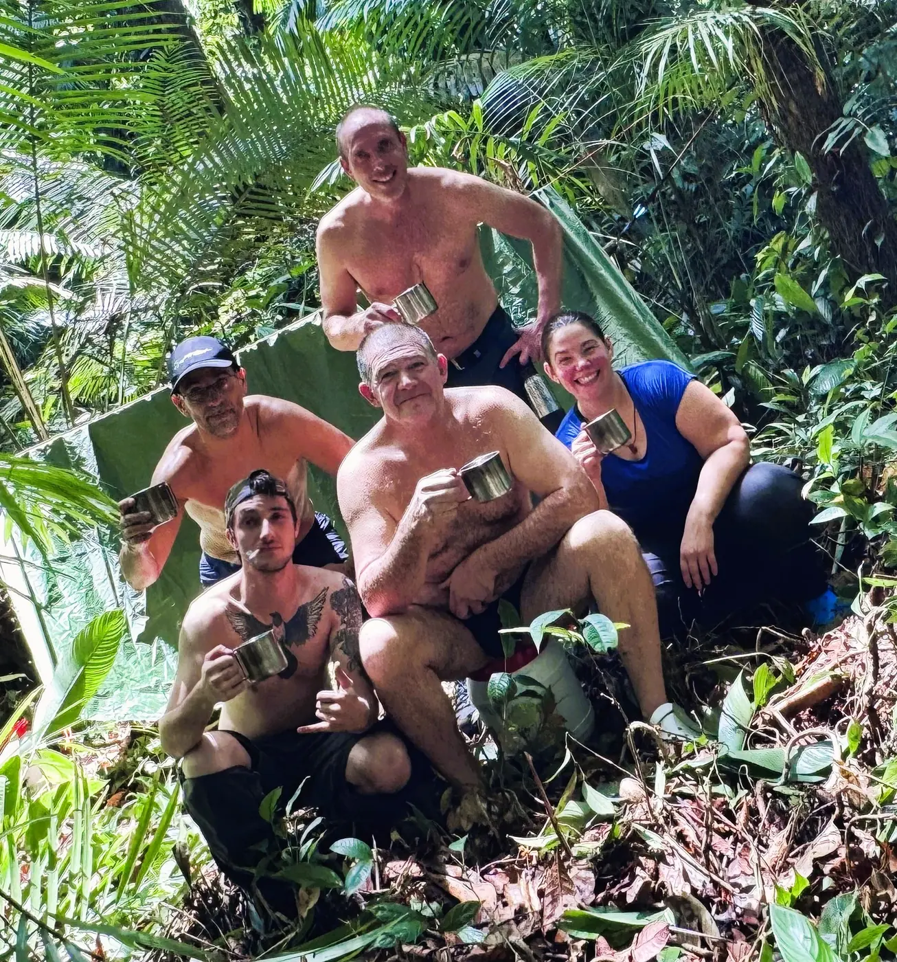Groupe de participants réunis au campement en forêt primaire