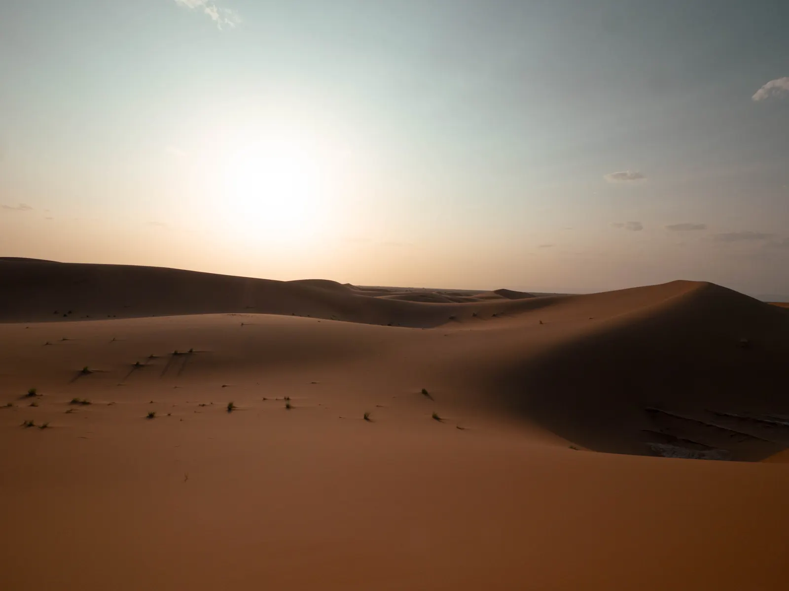 Dunes du désert marocain au lever du jour