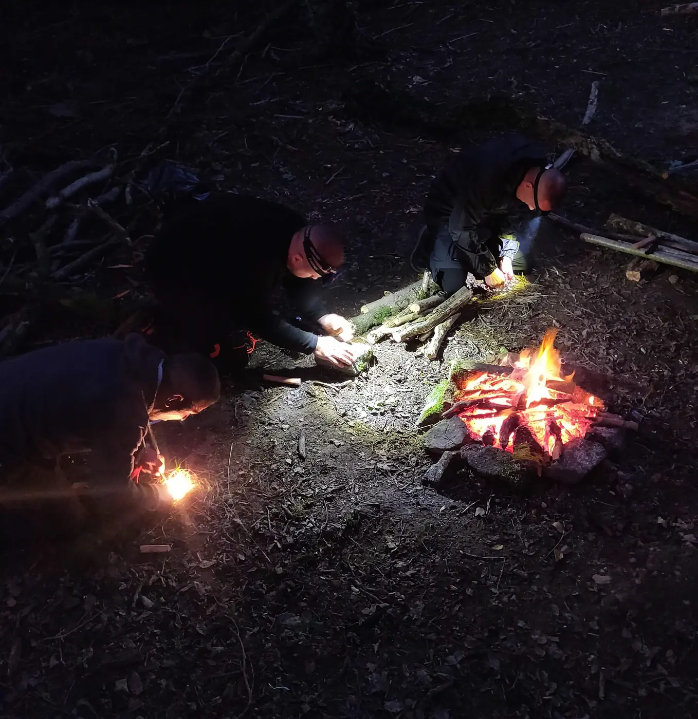 Allumage du feu à la main lors du stage