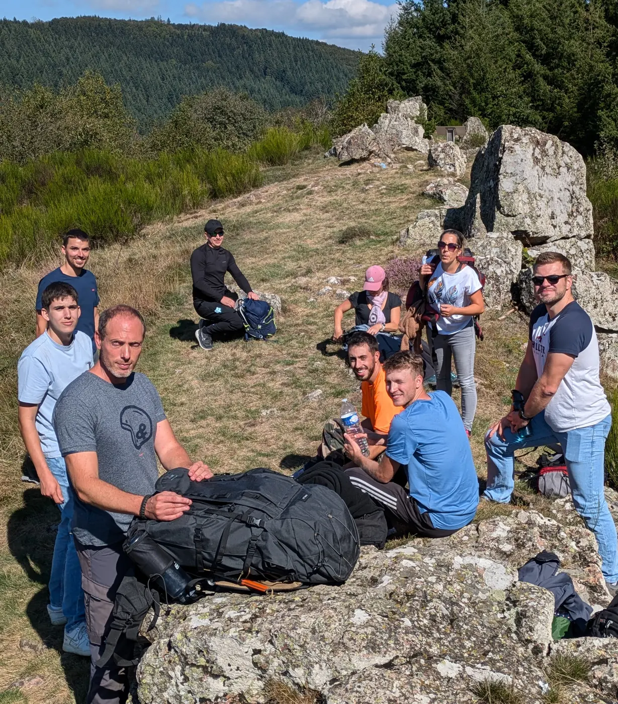 Groupe assis et en échange sur un terrain rocheux